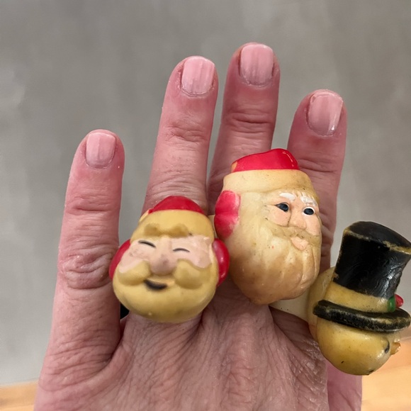 Three vintage looking holiday rings, made of rubber - Picture 2 of 13